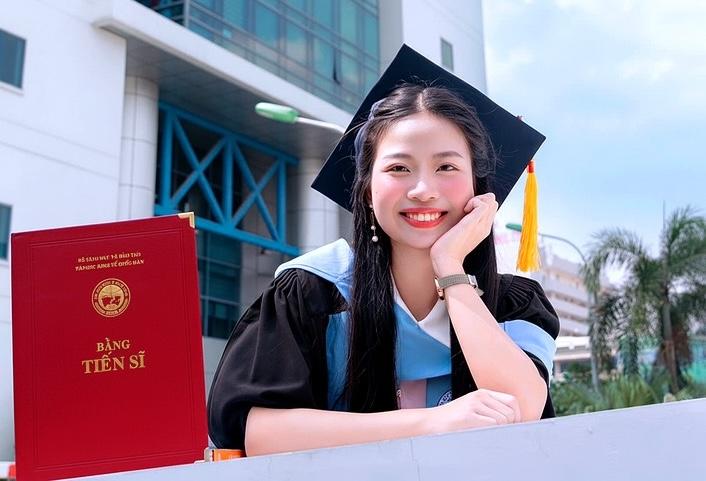 Cô gái quê Hưng Yên 21 tốt nghiệp Đại học Kinh tế Quốc dân, được đặc cách học thẳng lên Tiến sĩ, hiện đã tốt nghiệp và đang công tác tại đâu? Cô gái quê Hưng Yên 21 tốt nghiệp Đại học Kinh tế Quốc dân, được đặc cách học thẳng lên Tiến sĩ, hiện đã tốt nghiệp và đang công tác tại đâu?