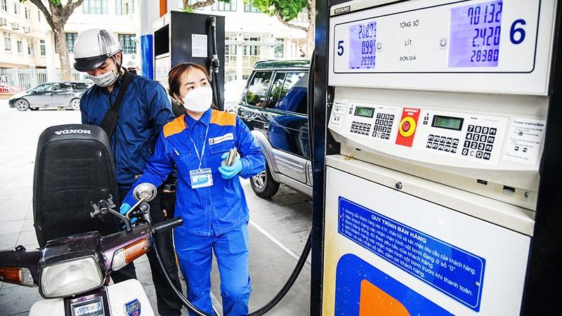 Đề xuất đưa thuế nhập khẩu xăng dầu về 0% để bình ổn thị trường