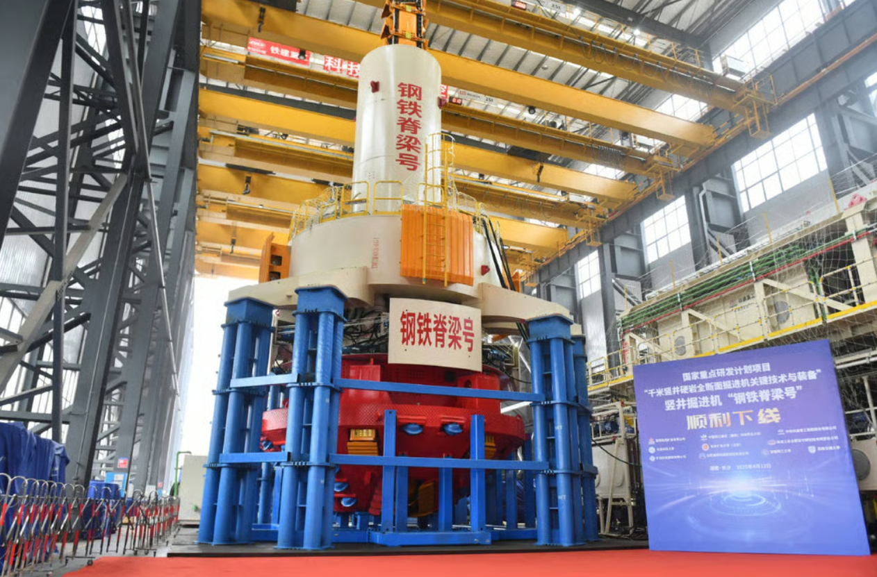 Láng giềng Việt Nam chế tạo 'quái vật' nặng 500 tấn có thể đào sâu 1.000m dưới lòng đất, công suất tương đương 10 xe tải/giờ