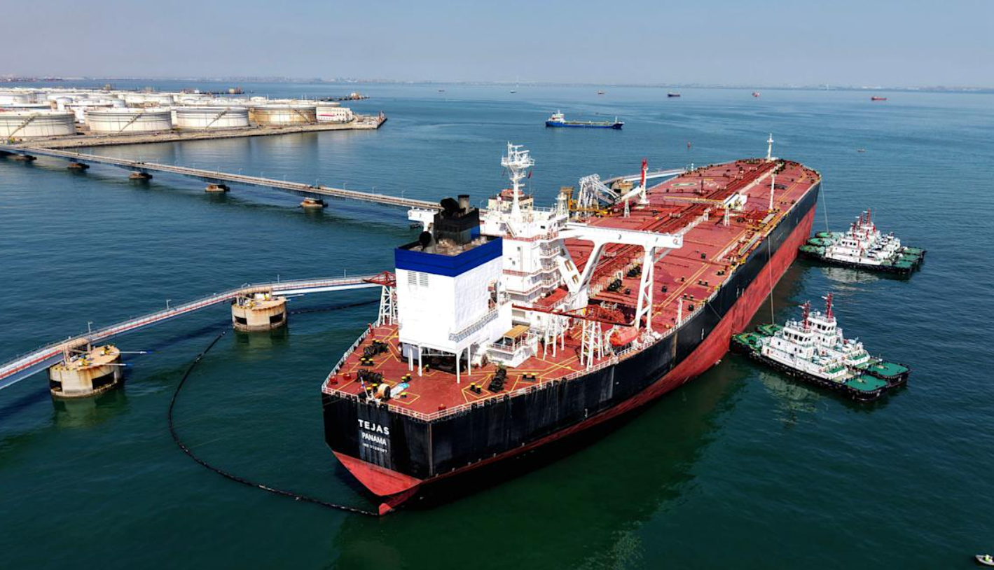 Tàu Trung Quốc áp sát eo biển Hormuz, thị trường 'nín thở' chờ đợi