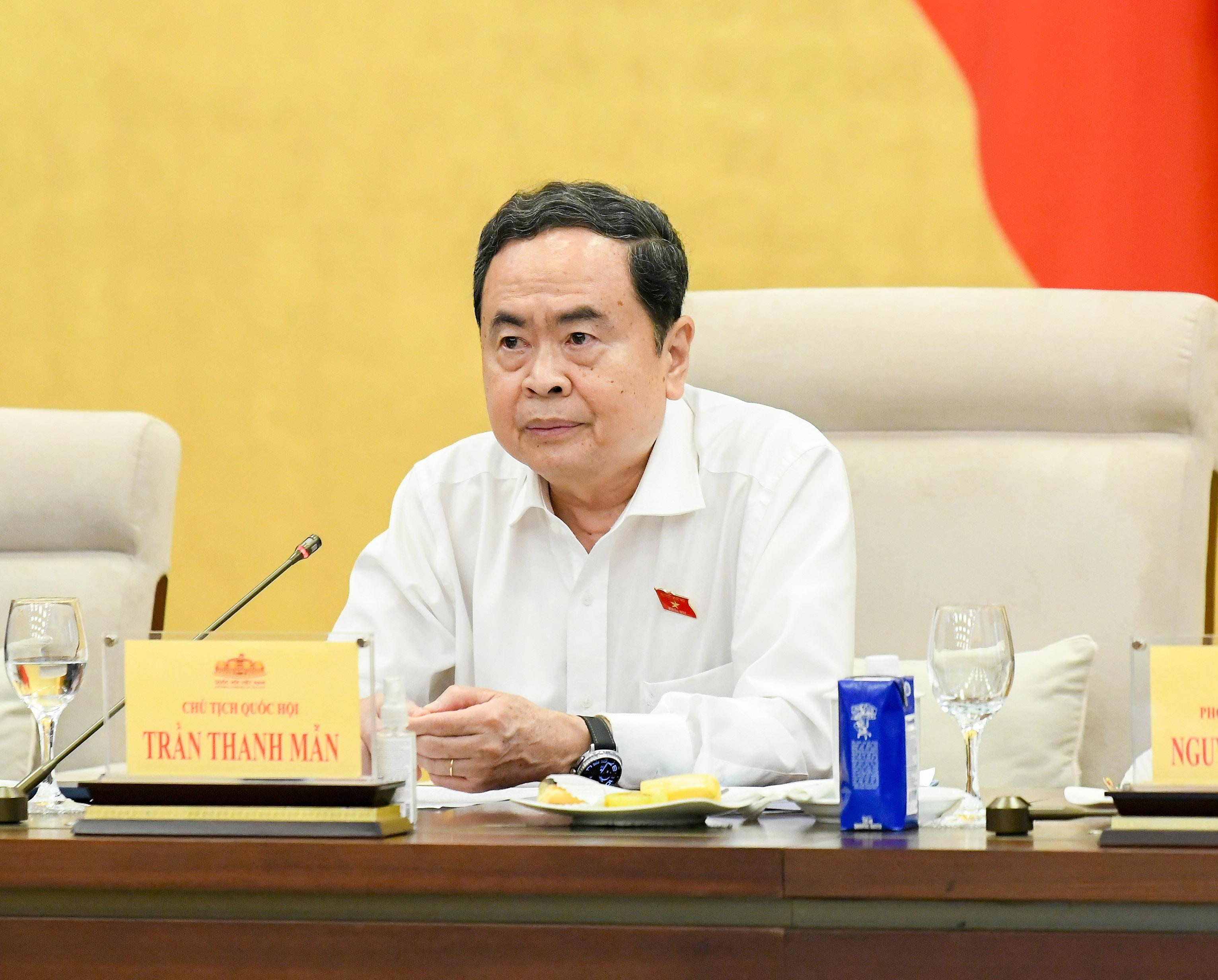 Thống nhất trình Quốc hội xem xét, quyết định các mức thuế đối với xăng, dầu