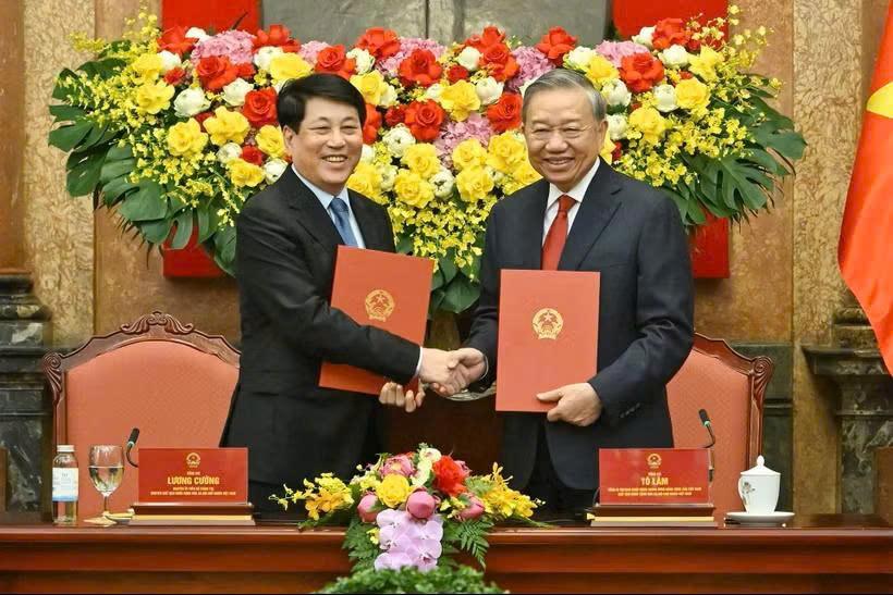 Bàn giao công tác giữa Tổng Bí thư, Chủ tịch nước Tô Lâm và nguyên Chủ tịch nước Lương Cường Bàn giao công tác giữa Tổng Bí thư, Chủ tịch nước Tô Lâm và nguyên Chủ tịch nước Lương Cường