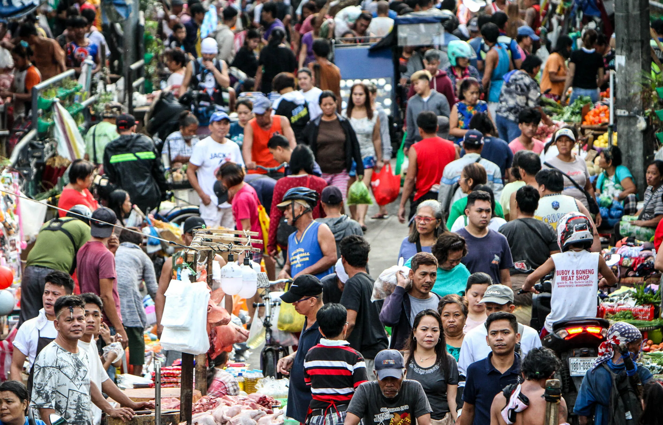 Giá dầu diesel tăng gấp đôi lên 66.000 đồng/lít, người dân Philippines giảm ăn thịt để tiết kiệm chi phí