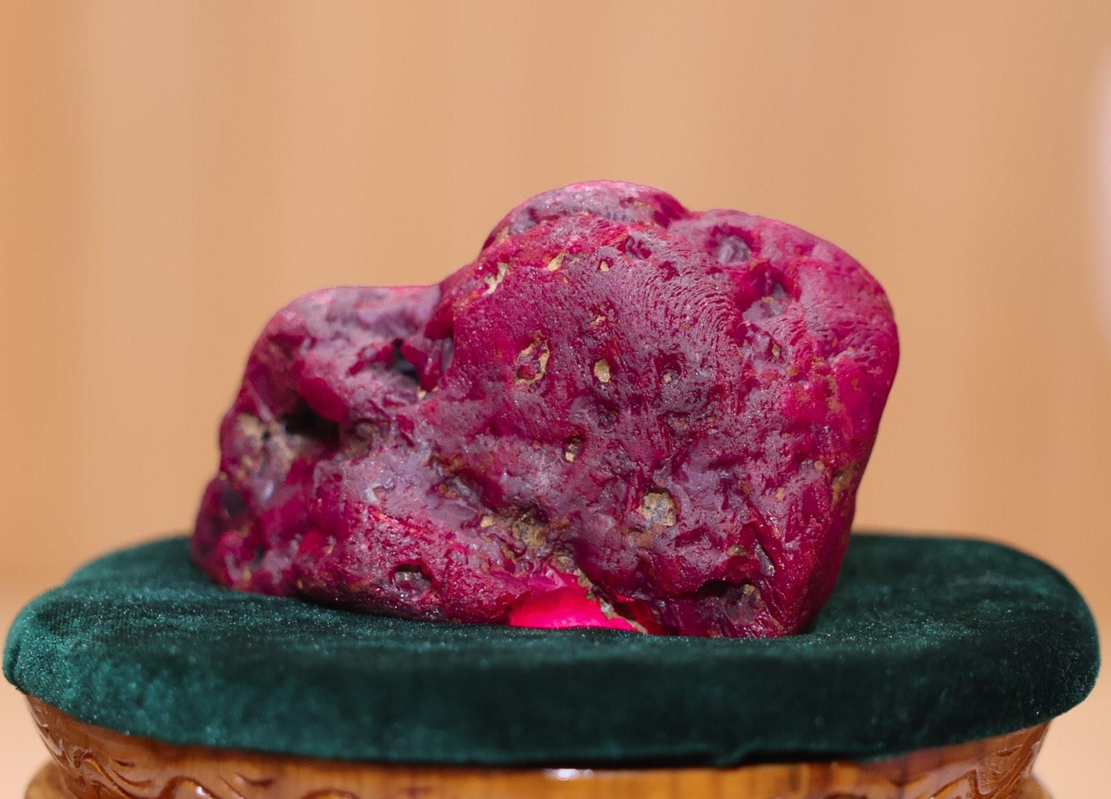 Người thợ mỏ phát hiện viên đá đỏ pha ánh vàng nặng 2,2kg, Chính phủ, quân đội lập tức vào cuộc trực tiếp kiểm tra