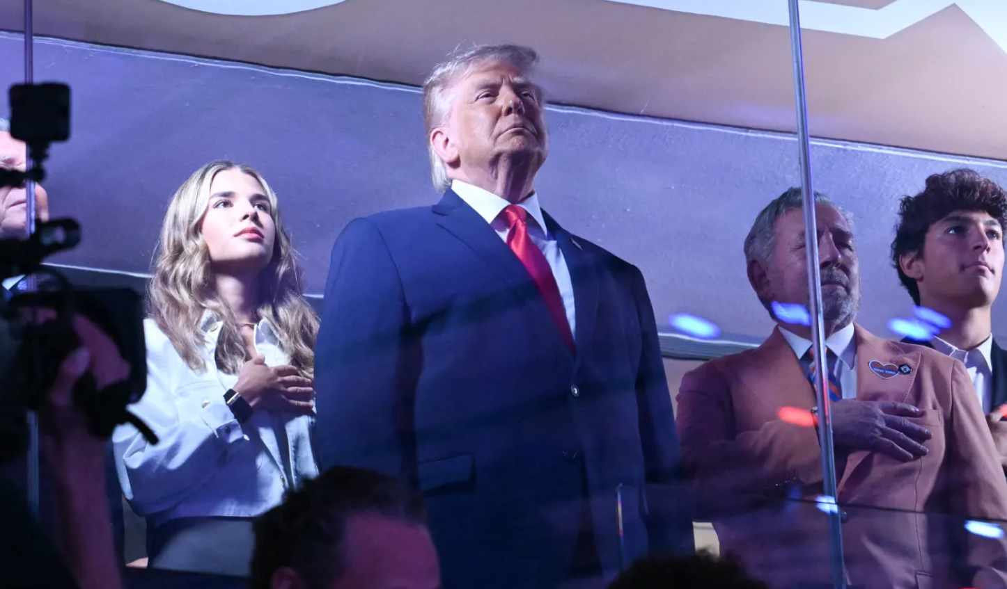 Ông Trump bị đám đông la ó dữ dội khi đi xem bóng rổ, chuyện gì đây? Ông Trump bị đám đông la ó dữ dội khi đi xem bóng rổ, chuyện gì đây?