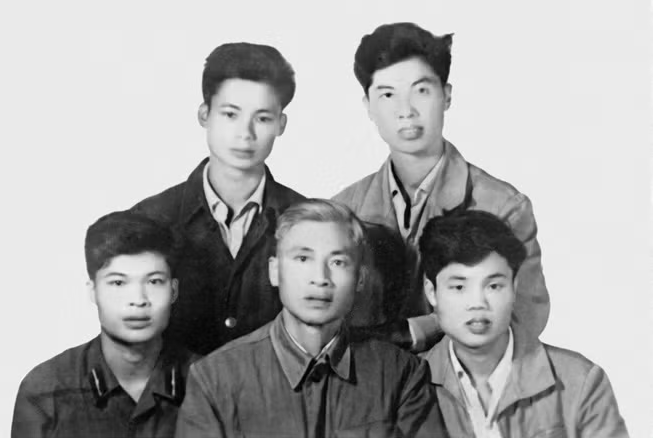 Nhà văn đặc biệt trong lịch sử Việt Nam mang hàm Trung tướng, được phong tặng danh hiệu Anh hùng Lao động, sở hữu tiểu thuyết được dịch ra nhiều ngôn ngữ Nhà văn đặc biệt trong lịch sử Việt Nam mang hàm Trung tướng, được phong tặng danh hiệu Anh hùng Lao động, sở hữu tiểu thuyết được dịch ra nhiều ngôn ngữ