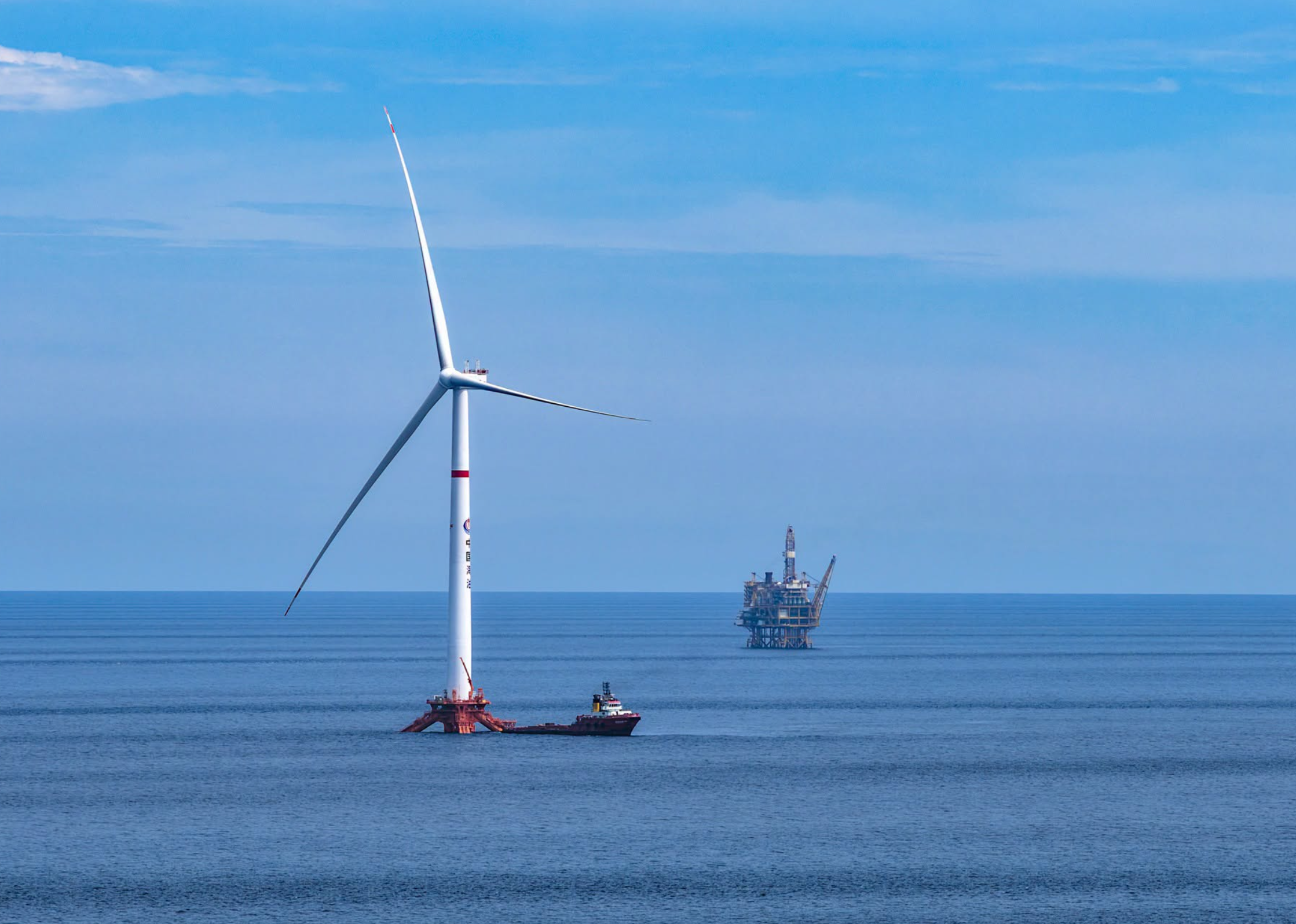 Láng giềng Việt Nam đưa giàn điện gió nổi công suất 16MW nặng 7.800 tấn ra vùng biển sâu 136m, chống chịu được bão cấp 17