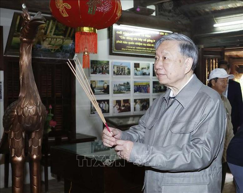 Tổng Bí thư Tô Lâm dâng hương tưởng niệm các đồng chí lãnh đạo tiền bối