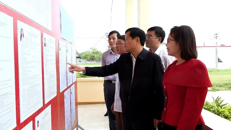 Đồng chí Nguyễn Quang Hải kiểm tra công tác chuẩn bị bầu cử tại phường Đông Quang