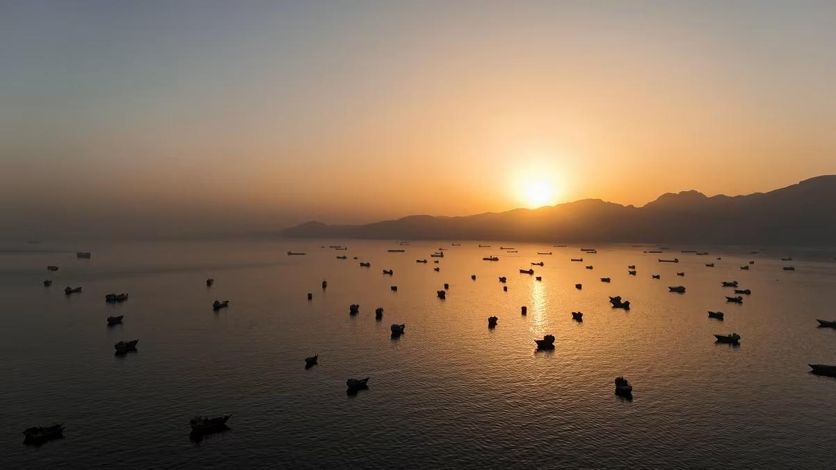 Bí ẩn lớn: Eo biển Hormuz đang 'rò rỉ' dầu qua những chuyến tàu ma?