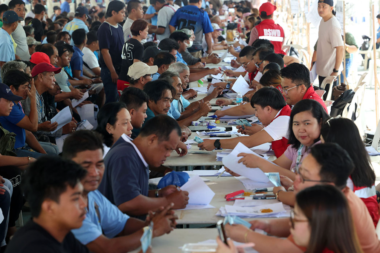 Mất giờ làm, thu nhập giảm vì cú sốc giá dầu: 1,4 triệu người Philippines phải tìm việc làm thêm