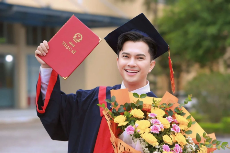 Nam ca sĩ Việt được tìm kiếm nhiều nhất lúc này: Sở hữu 3 bằng đại học, nổi tiếng suốt 2 thập kỷ, hôn nhân viên mãn bên vợ kém 8 tuổi