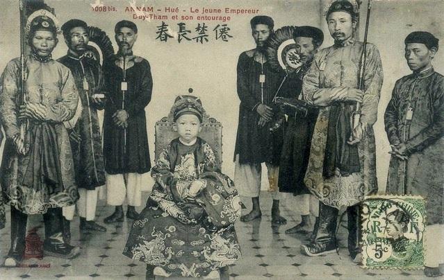 Vị vua nổi tiếng của sử Việt lên ngôi năm 7 tuổi, 16 tuổi bị lưu đày, qua đời do tai nạn máy bay, 42 năm sau mới được 'hồi hương'