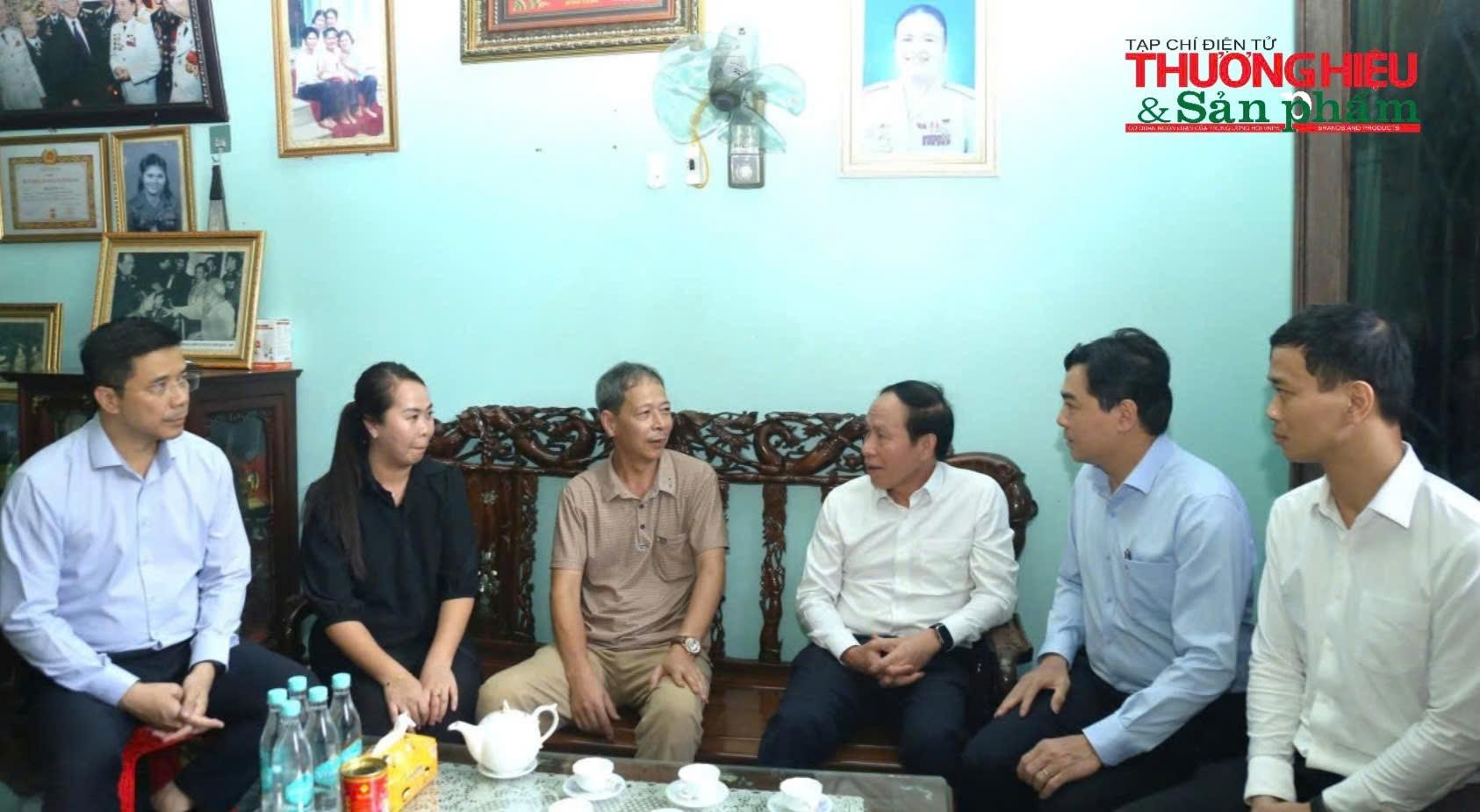 Phó Thủ tướng Chính phủ Lê Tiến Châu dâng hương tưởng nhớ Anh hùng LLVT Nhân dân Ngô Thị Tuyển, thăm thương binh tiêu biểu tại Thanh Hóa Phó Thủ tướng Chính phủ Lê Tiến Châu dâng hương tưởng nhớ Anh hùng LLVT Nhân dân Ngô Thị Tuyển, thăm thương binh tiêu biểu tại Thanh Hóa