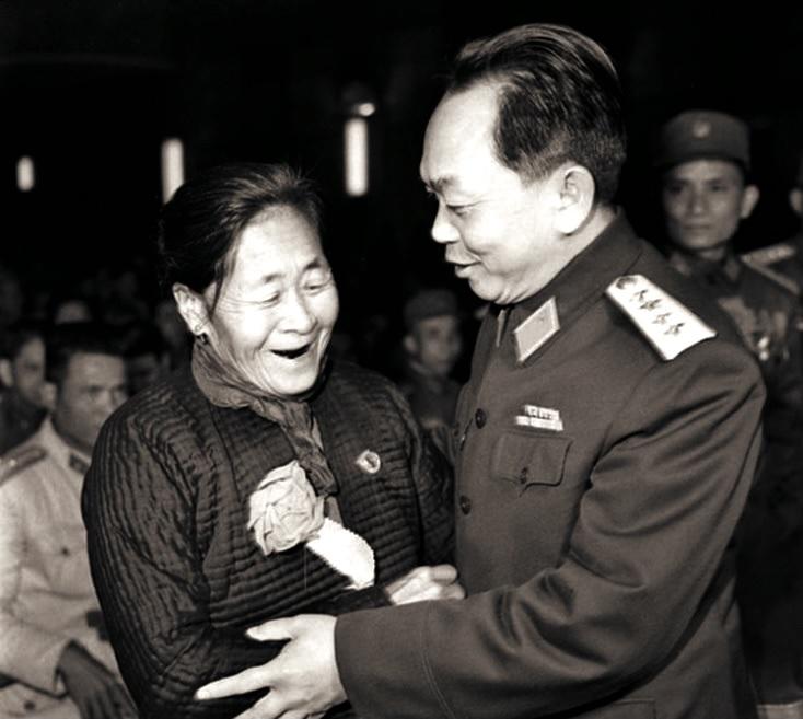 Người phụ nữ huyền thoại chèo 1.400 chuyến đò mỗi năm để đưa bộ đội qua sông: Được phong Anh hùng ngành Giao thông Vận tải, dựng tượng đài tri ân
