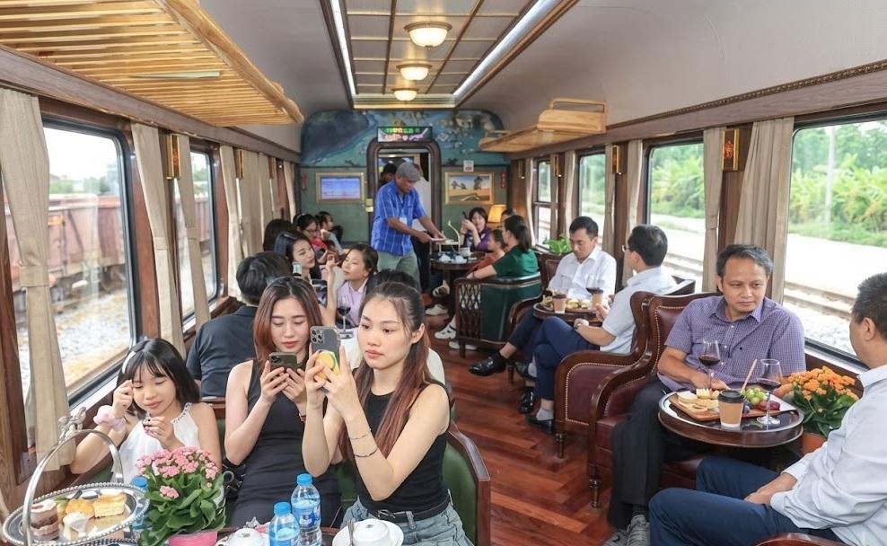 Tàu Hoa Phượng Đỏ phục vụ 1,3 triệu lượt khách sau một năm vận hành