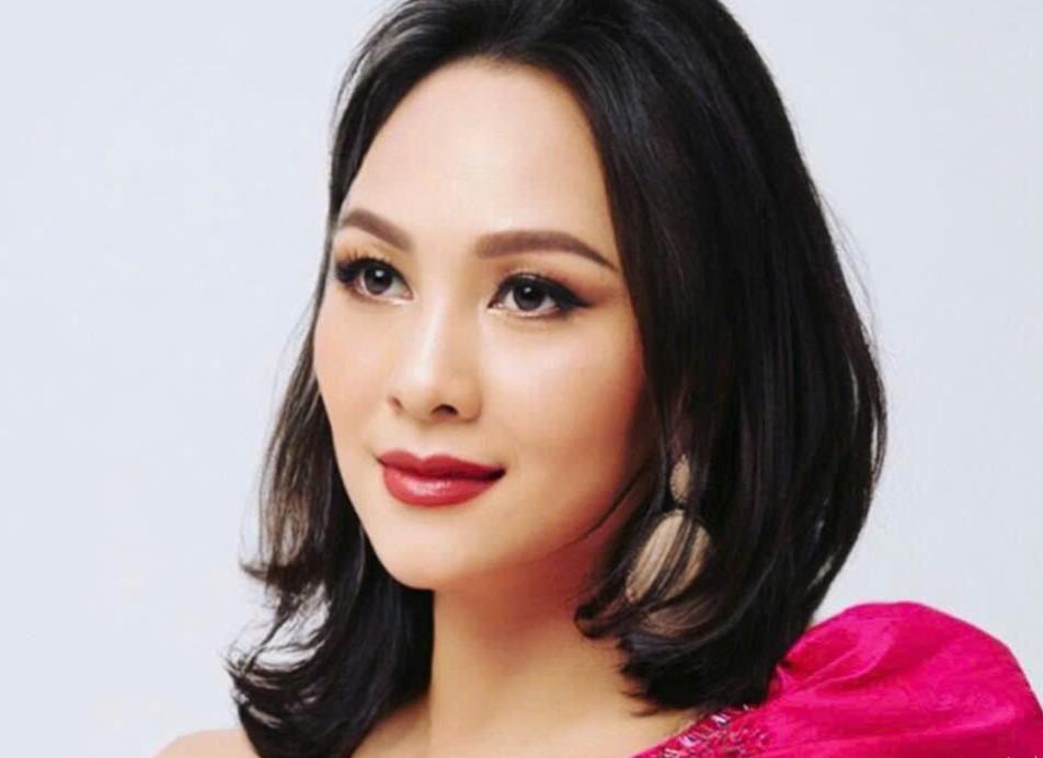 NSƯT mang quân hàm Thượng tá hát được 10 thứ tiếng: 'Thần đồng' biết đổ vọng cổ từ lúc 6 tuổi, có chồng là doanh nhân yêu nghệ thuật