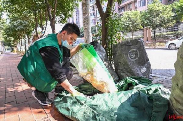 Thạc sĩ, chuyên viên phân tích tài chính bỏ việc, trở thành nhân viên thu mua phế liệu, kiếm gần 200 triệu/tháng