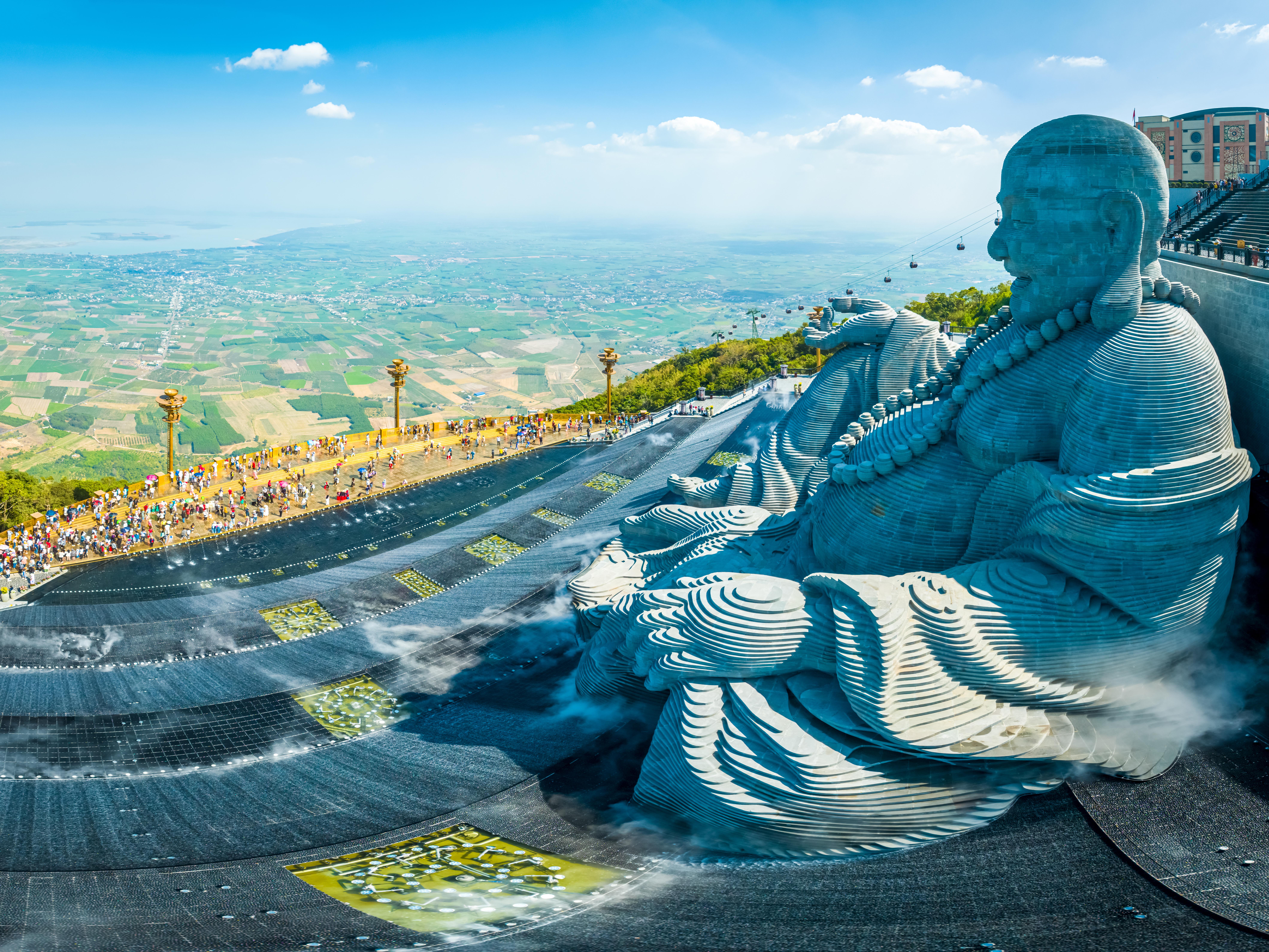 Huy động 120 nhân công, gần 7.000 khối đá sa thạch để xây đại tượng Phật 5.000 tấn trên đỉnh núi cao hơn 900m ở Việt Nam