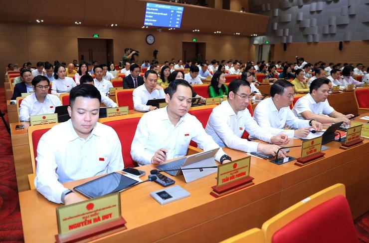 cac-dai-bieu-bam-nut-thong-qua_1778552452.jpg