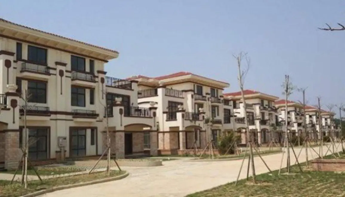 Được hàng xóm góp tiền cho đi học đại học, 33 năm sau, 'cậu bé nghèo' chi gần 780 tỷ đồng xây 258 căn biệt thự tặng cả làng để trả ơn