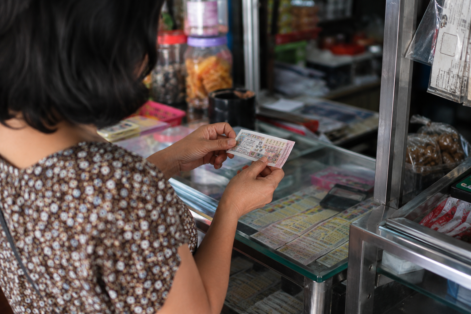 Phát hiện trúng thưởng 420 tỷ đồng sau 20 năm chỉ mua một dãy số, người phụ nữ 'chết lặng' vì mẹ vứt nhầm tấm vé vào thùng rác Phát hiện trúng thưởng 420 tỷ đồng sau 20 năm chỉ mua một dãy số, người phụ nữ 'chết lặng' vì mẹ vứt nhầm tấm vé vào thùng rác