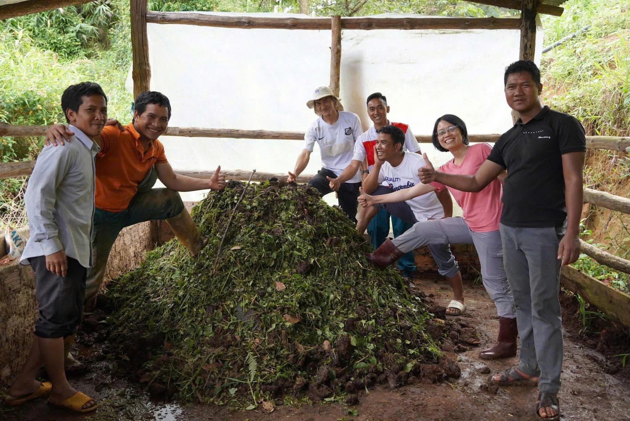 nong-dan-duoc-huong-dan-u-phan-bon_1786504956.jpg