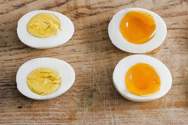Trứng lòng đào và trứng chín kỹ loại nào tốt hơn?