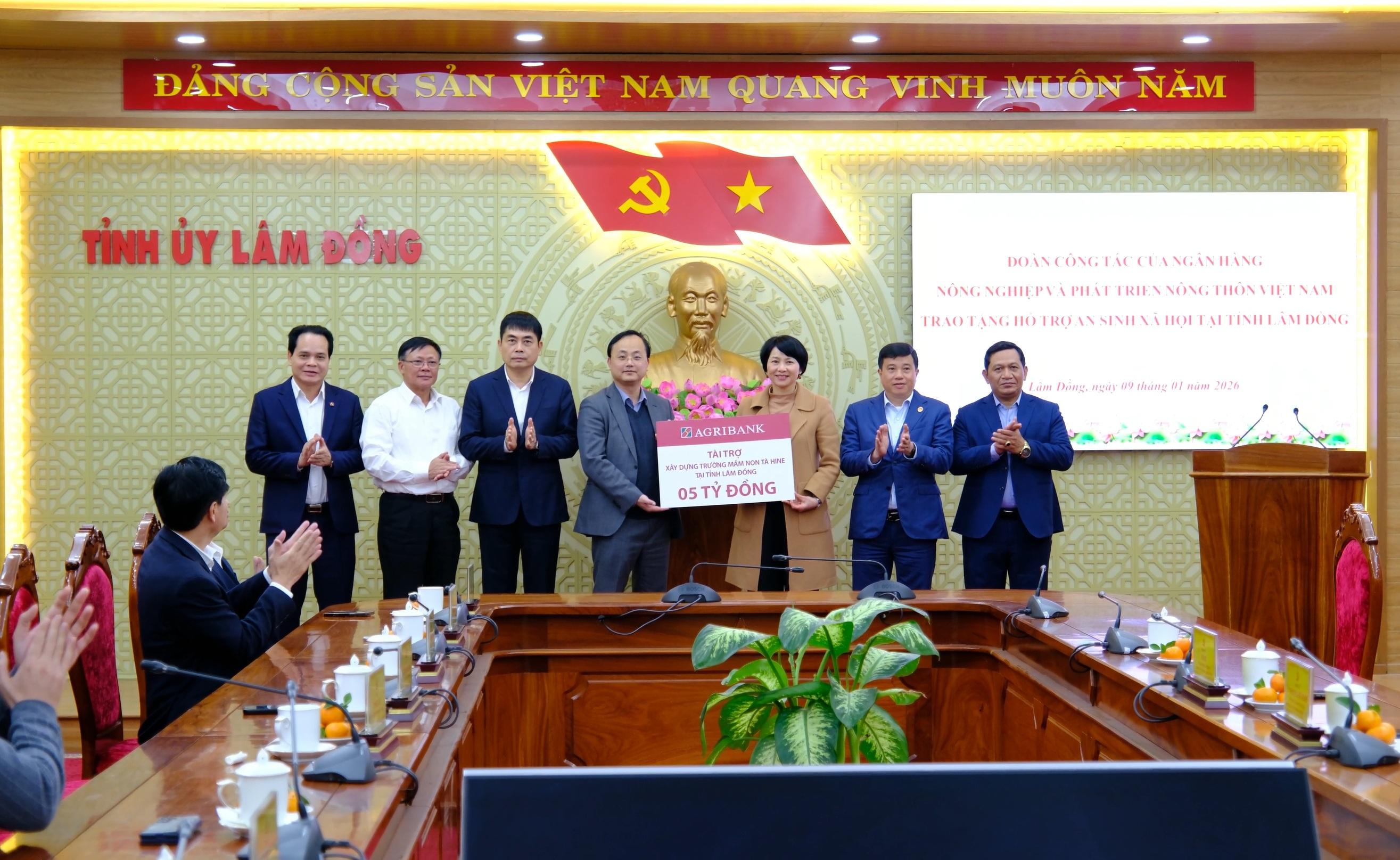 Agribank trao tặng 5 tỷ đồng chung tay chăm lo an sinh xã hội tại Lâm Đồng