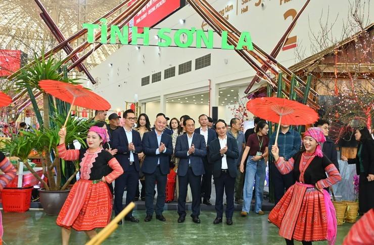 Hội chợ Mùa Xuân đón 500.000 lượt khách, doanh thu nhiều đơn vị đạt hàng trăm triệu đồng/ngày