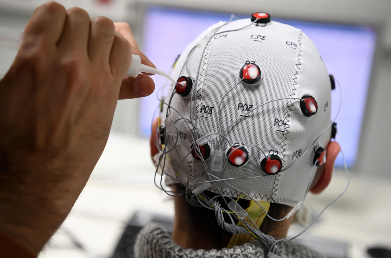 Láng giềng Việt Nam phê duyệt thiết bị cấy ghép não đầu tiên, Neuralink của Elon Musk có đối thủ?