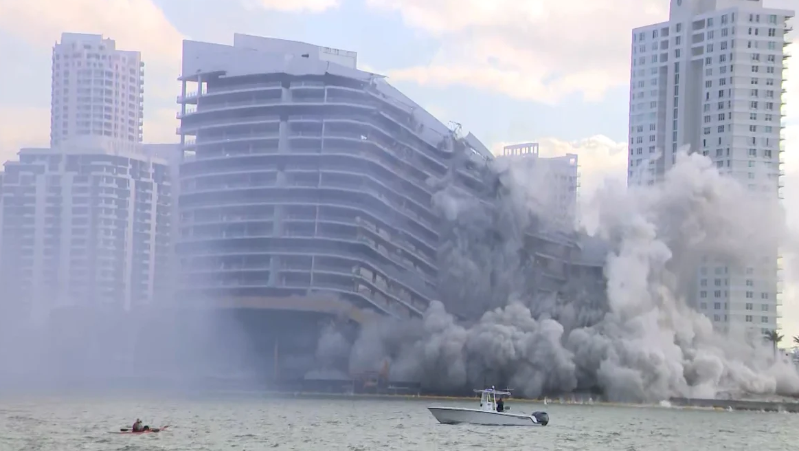 Cài thuốc nổ phá dỡ tòa nhà khách sạn nổi tiếng, toàn bộ công trình đổ sập trong 20 giây