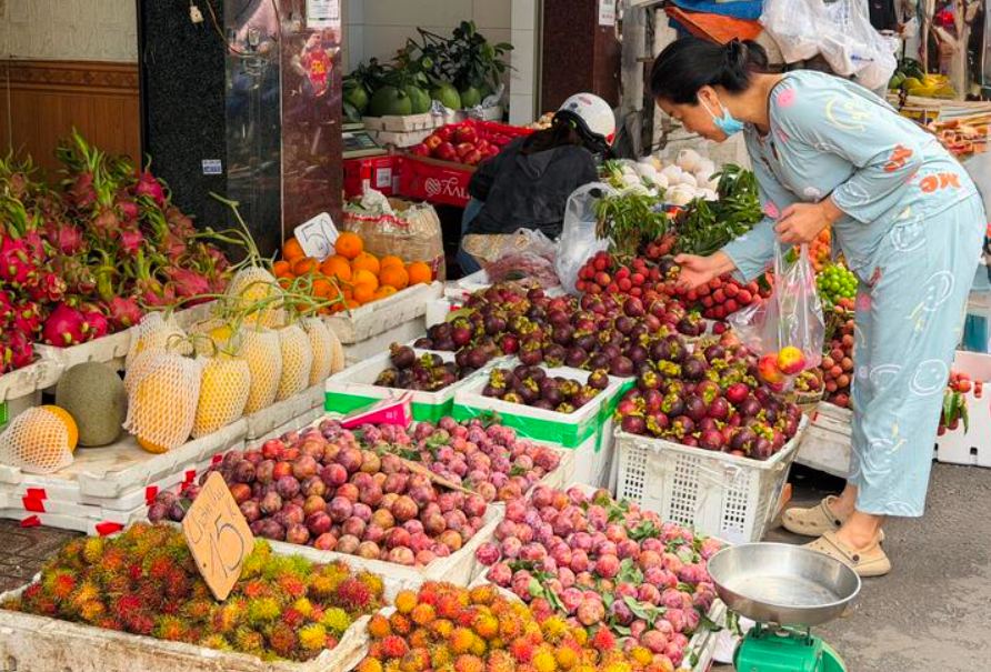 Trái cây đồng loạt vào vụ, giá giảm sâu khi sức tiêu thụ chậm Trái cây đồng loạt vào vụ, giá giảm sâu khi sức tiêu thụ chậm