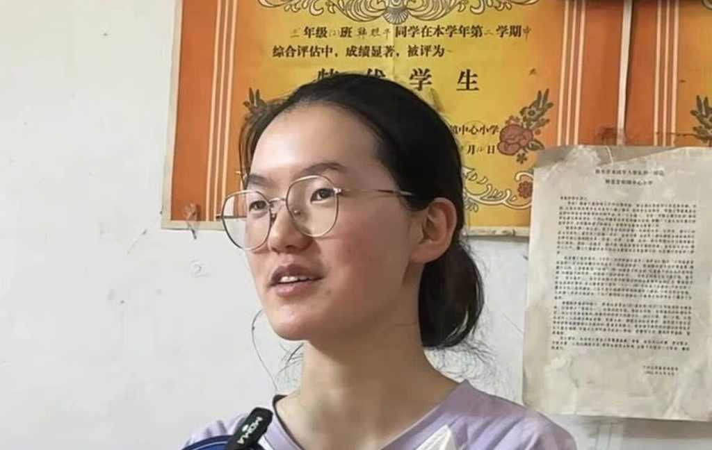 Nữ sinh nghèo đứng đầu cả nước trong kỳ thi đại học, được 2 trường top đầu Trung Quốc 'giành giật'