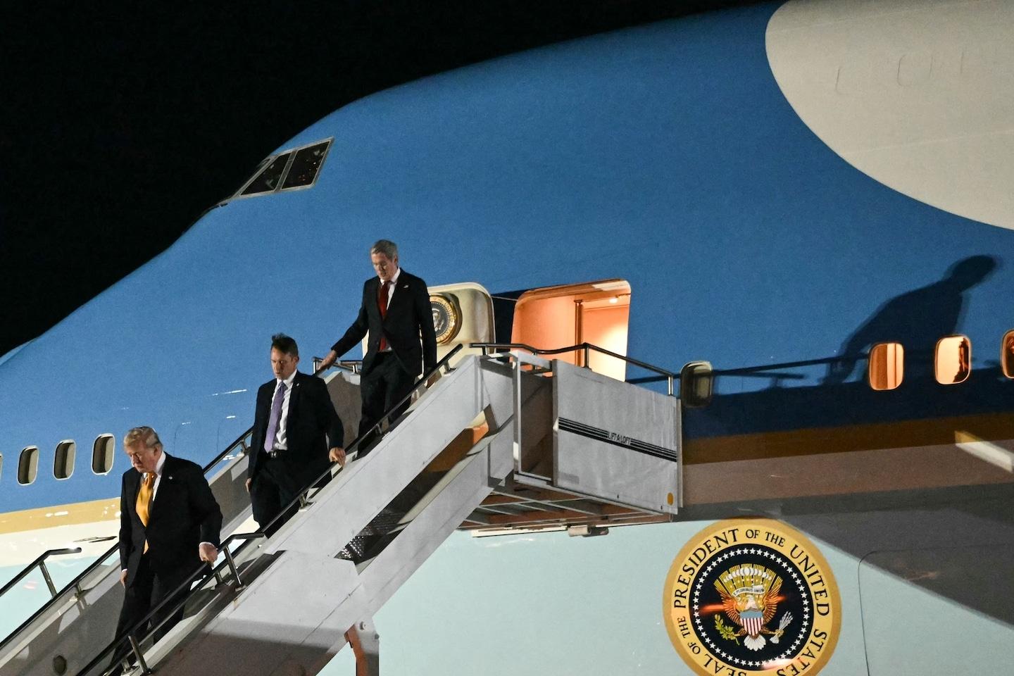 Tên lửa đất đối không nhắm bắn Air Force One, Tổng thống Trump bí mật rời đi bằng xe chở suất ăn