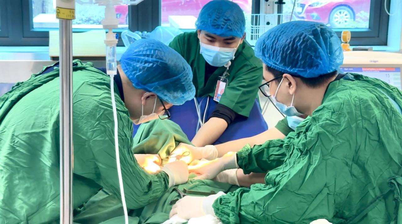 Đi khám vì nuốt nghẹn, người đàn ông bất ngờ suy hô hấp nguy kịch, phải mở khí quản cấp cứu