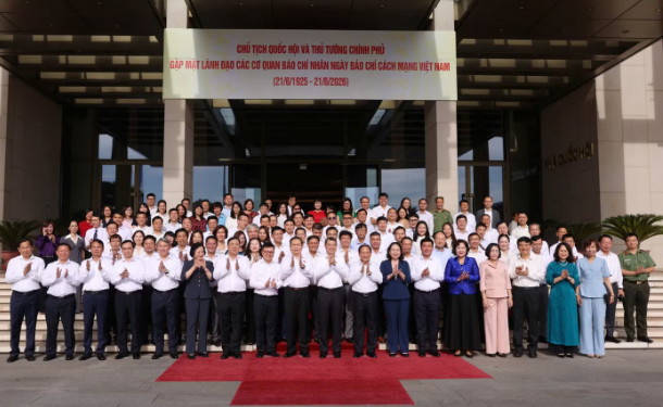 Thủ tướng Chính phủ và Chủ tịch Quốc hội gặp mặt lãnh đạo các cơ quan báo chí Thủ tướng Chính phủ và Chủ tịch Quốc hội gặp mặt lãnh đạo các cơ quan báo chí