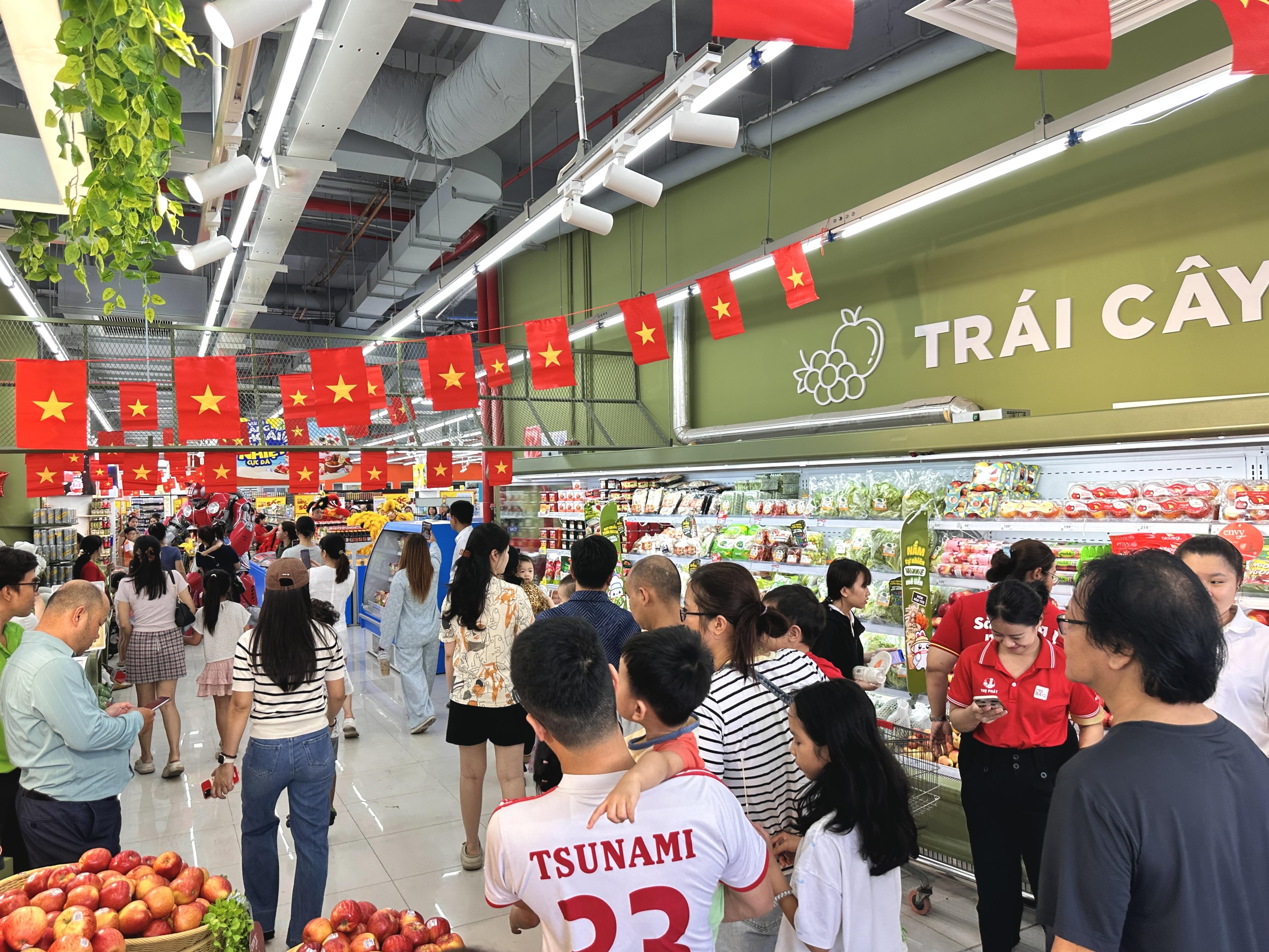 dong-dao-khach-hang-mua-sam-tai-he-thong-winmart_1783993708.jpg
