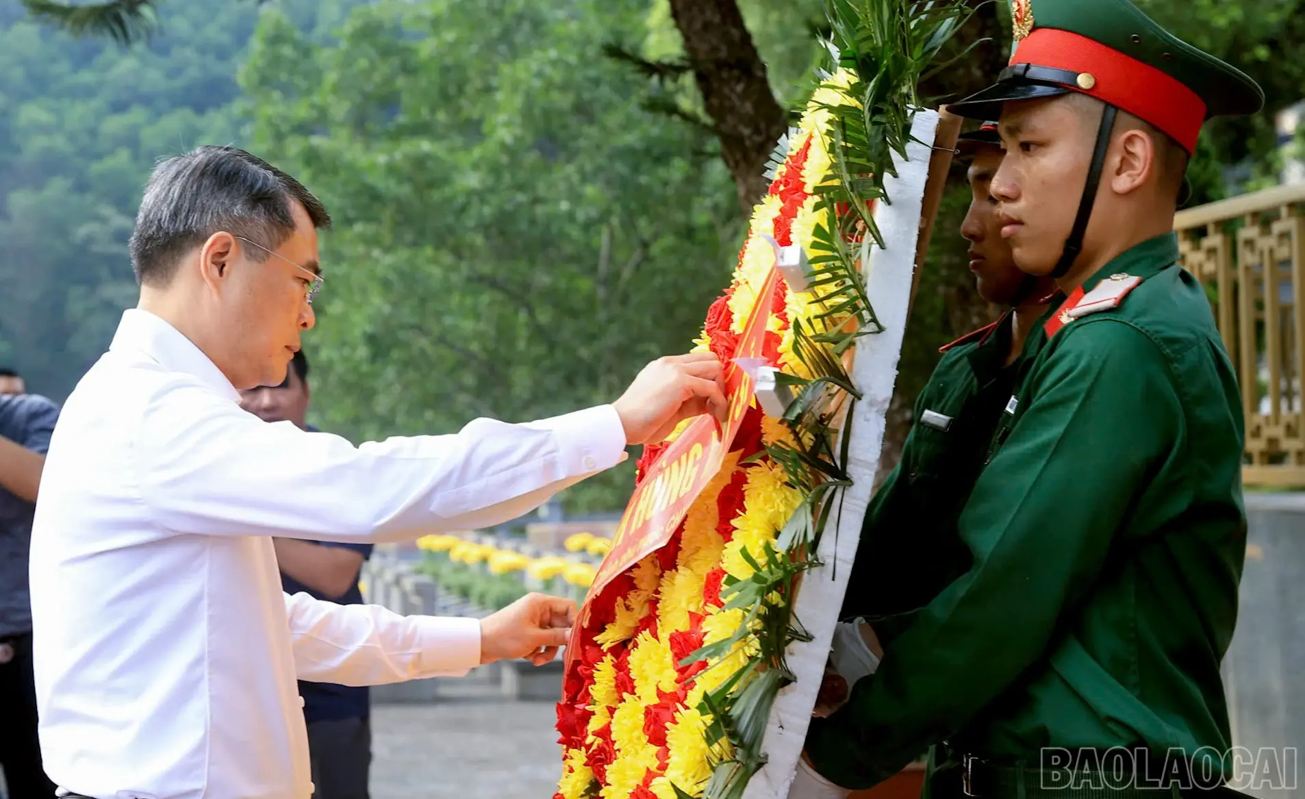 Thủ tướng Chính phủ Lê Minh Hưng dâng hương tưởng niệm các Anh hùng liệt sĩ tại Lào Cai
