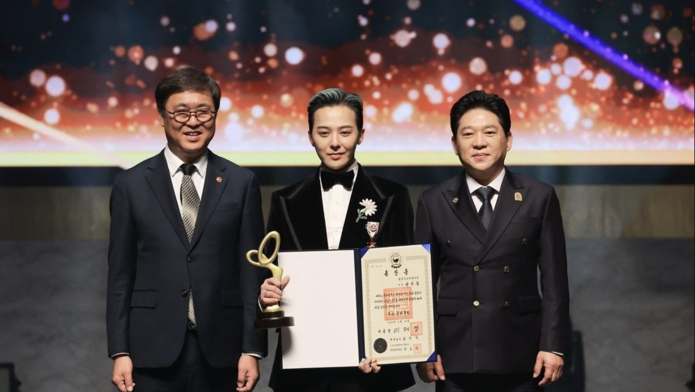 'Giáo sư cơ khí' SN 1988 kiếm hơn 7.000 tỷ/năm, sở hữu loạt căn hộ ở khu vực đắt đỏ bậc nhất cả nước, được Chính phủ trao tặng Huân chương Văn hoá