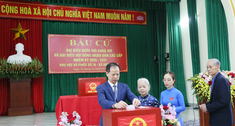 Tạm gác công việc buổi sáng, ngư dân vùng biển đến bỏ phiếu sớm