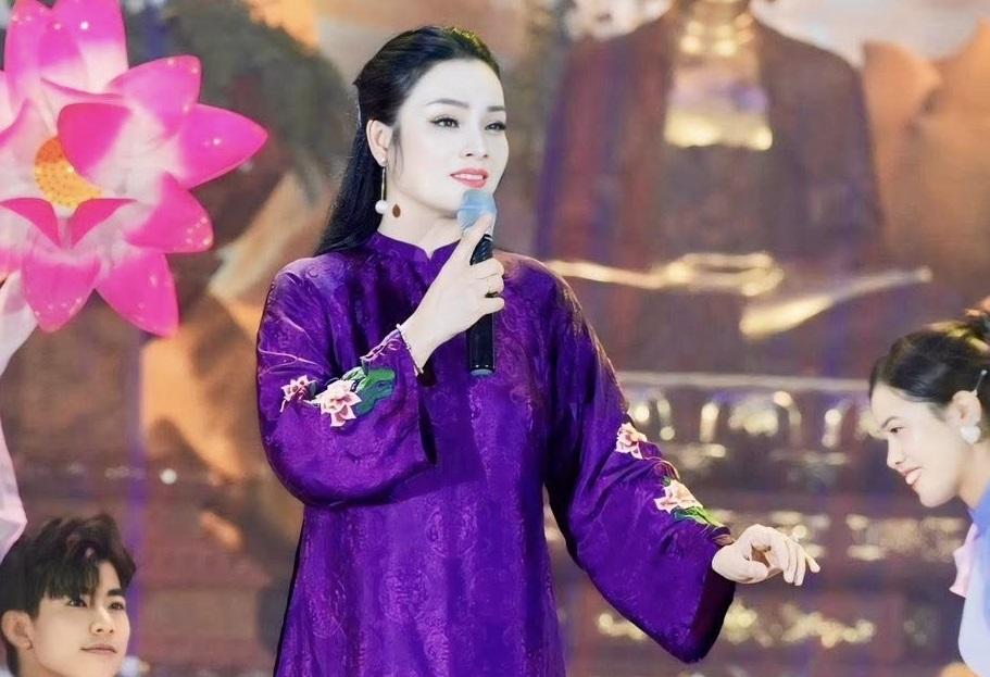 Nữ ca sĩ 37 tuổi tốt nghiệp Tiến sĩ, 43 tuổi được phong Phó Giáo sư, từng công bố 14 bài báo khoa học, có nhiều học trò nổi tiếng