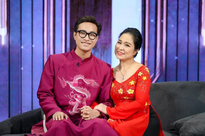 Gia đình hiếm hoi của Việt Nam có bà là NSND, từng giữ chức Phó Giám đốc nhà hát, mẹ là NSƯT và con Quán quân Vietnam Idol