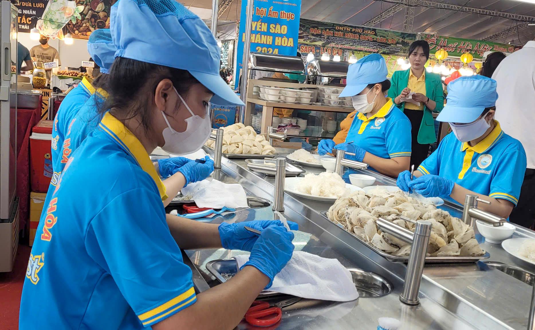 Bài 1: Yến sào Khánh Hòa và bài toán sinh tồn trước nạn tận diệt Bài 1: Yến sào Khánh Hòa và bài toán sinh tồn trước nạn tận diệt