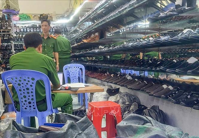 Khởi tố chủ cửa hàng ở Cần Thơ bán hơn 1.500 giày dép giả nhãn hiệu nổi tiếng Khởi tố chủ cửa hàng ở Cần Thơ bán hơn 1.500 giày dép giả nhãn hiệu nổi tiếng