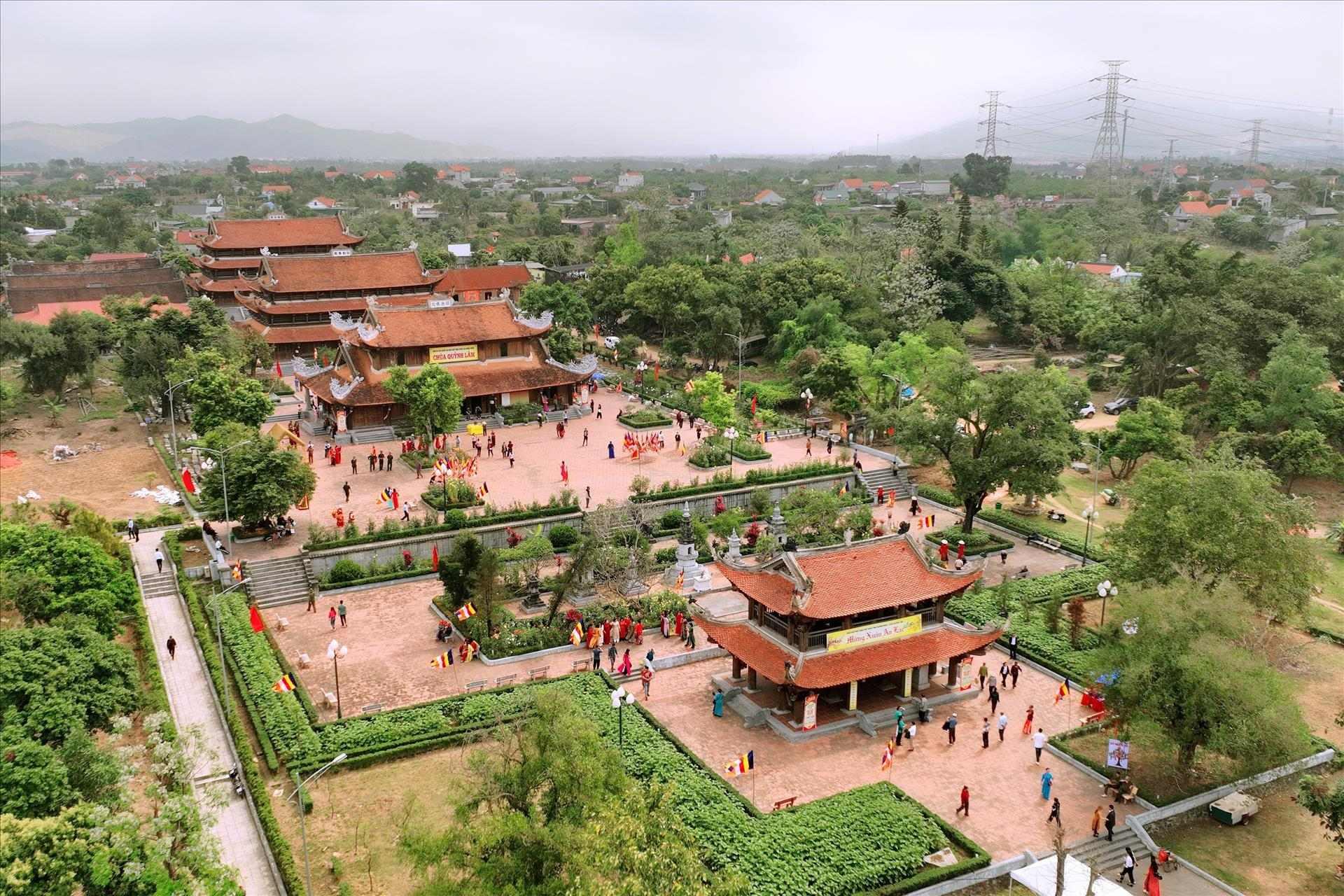 Ngôi chùa làm từ 1.500m³ gỗ lim, sở hữu tượng Phật ngọc nguyên khối nặng 3,8 tấn lớn nhất cả nước, do Vingroup của ông Phạm Nhật Vượng cung tiến Ngôi chùa làm từ 1.500m³ gỗ lim, sở hữu tượng Phật ngọc nguyên khối nặng 3,8 tấn lớn nhất cả nước, do Vingroup của ông Phạm Nhật Vượng cung tiến