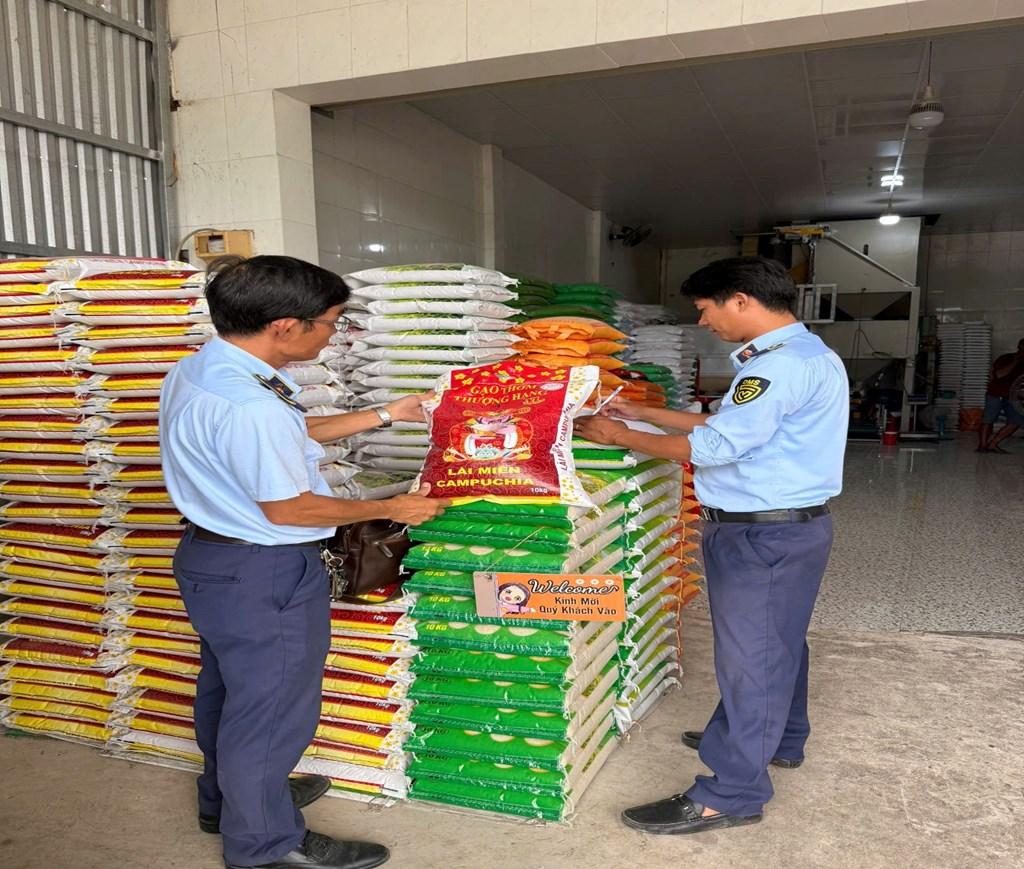 Đồng Tháp tịch thu hơn 2 tấn gạo không rõ nguồn gốc, phạt gần 30 triệu đồng Đồng Tháp tịch thu hơn 2 tấn gạo không rõ nguồn gốc, phạt gần 30 triệu đồng