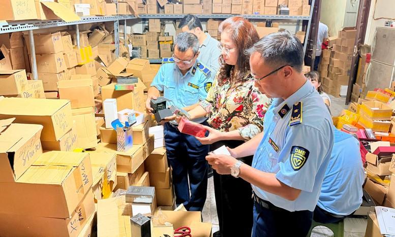 Hà Nội siết hàng giả thực phẩm bẩn và thương mại điện tử dịp cuối năm Hà Nội siết hàng giả thực phẩm bẩn và thương mại điện tử dịp cuối năm