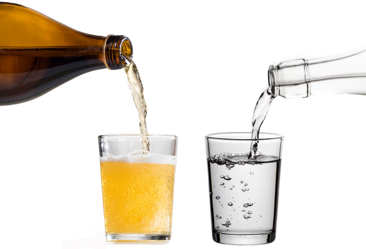 Tại sao bụng có thể chứa hàng lít bia nhưng lại nhanh "no" nước lọc?