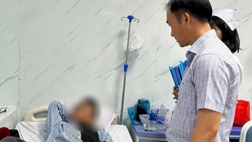 Quảng Ngãi: 17 người nhập viện nghi ngộ độc thực phẩm sau khi ăn bánh mì vỉa hè